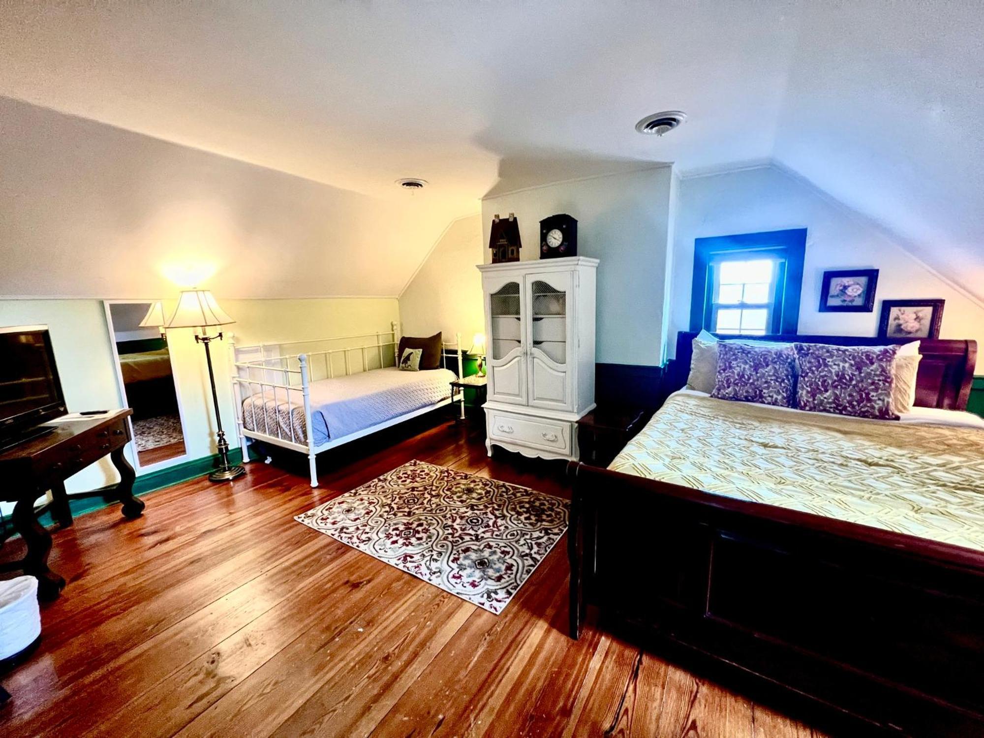 Queen Room,1604113932:JPEG